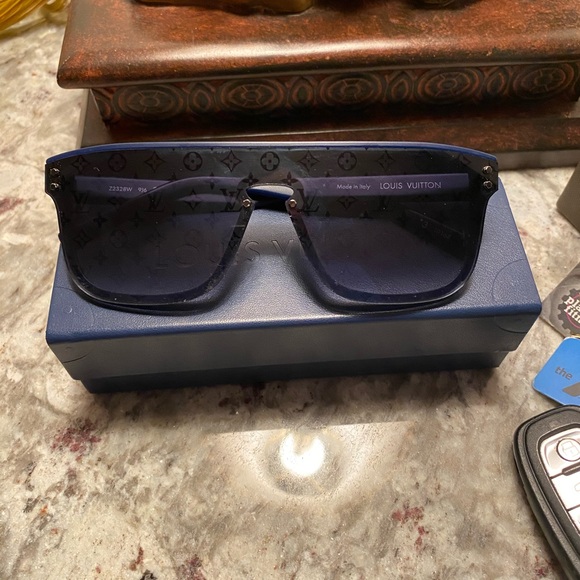 Louis Vuitton Sunglasses - Picture 3 of 6